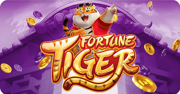 Um banner colorido do jogo "Fortune Tiger" com um tigre animado e carismático, usando óculos de sol e um casaco vermelho, em pé sobre um telhado de pagode roxo e ornamentado. O tigre sorri e aponta para o espectador, enquanto moedas de ouro redondas com furos quadrados flutuam ao redor. O título "FORTUNE TIGER" é exibido em letras grandes e douradas com um efeito marmorizado, complementando o tema asiático e de boa sorte do jogo.