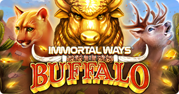 Logotipo do jogo 'Immortal Ways Buffalo' da RubyPlay, dominado por uma imponente cabeça de búfalo dourado no centro, com chifres detalhados. Ao lado esquerdo, uma onça-parda, e à direita, um veado com chifres. A frase 'Immortal Ways' está acima, e 'Buffalo' abaixo, ambas em relevo e com detalhes. O cenário árido com cactos e tons de terra e céu azul claro remete a um caça-níqueis com tema de animais selvagens e natureza americana.