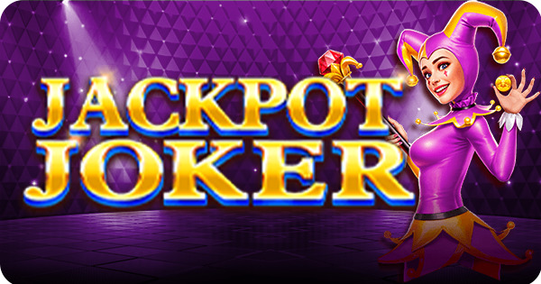 Um banner de jogo de cassino "Jackpot Joker" com um tema de circo ou cassino. O título "JACKPOT JOKER" é exibido em letras grandes, douradas e azuis que brilham sob luzes de palco, no lado esquerdo da imagem. À direita, uma palhaça ou bobo da corte feminina e sorridente, vestindo um traje roxo e amarelo com um chapéu pontudo e sinos, segura algumas moedas douradas. O fundo é um padrão geométrico roxo escuro, com feixes de luz iluminando o palco imaginário, transmitindo uma sensação de diversão e potencial de ganhos.