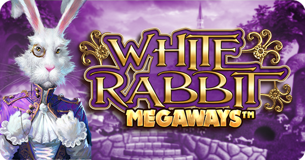 Um banner de jogo de cassino com tema de Alice no País das Maravilhas, apresentando o Coelho Branco à esquerda. O coelho é antropomórfico, veste um casaco roxo e uma camisa branca com babados, e tem olhos marcantes com um monóculo. À direita, o título do jogo "WHITE RABBIT" aparece em letras douradas e roxas com detalhes ornamentados, e "MEGAWAYS™" em dourado logo abaixo. O fundo violeta e onírico mostra um caminho de pedras e torres distantes, evocando a atmosfera fantástica do País das Maravilhas.