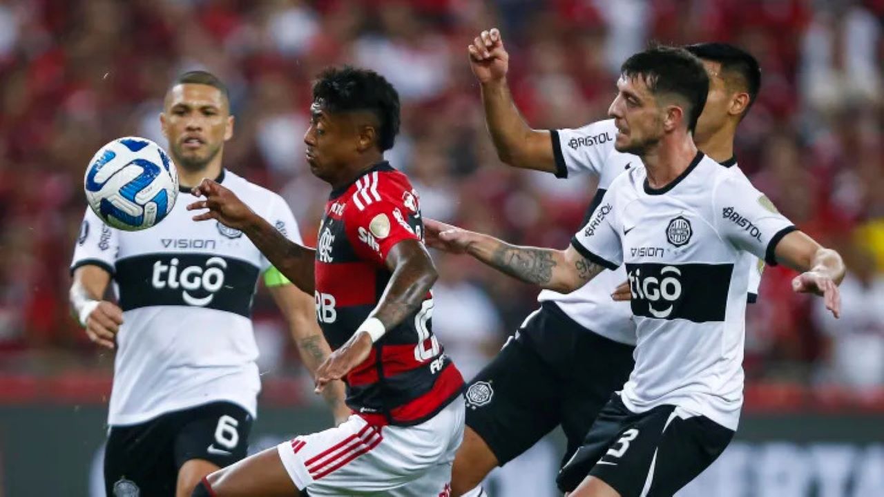 Quinta-feira (10/8) - Flamengo tenta garantir vaga diante do Olimpia, no Paraguai